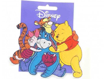 Een Winnie the Pooh applicatie,  met een afmeting van  11 x 10 cm.   Opstrijkbaar Winnies big hug