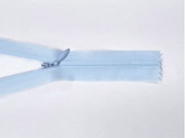 Blinde rits babyblauw. Niet deelbaar.  Makkelijk in te korten.  22 cm lang.