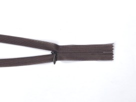 Blinde rits donkerbruin. Niet deelbaar.  Makkelijk in te korten.  20 cm. lang