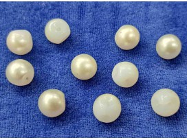 Parelknoop met een doorsnee van ongeveer 8 mm.