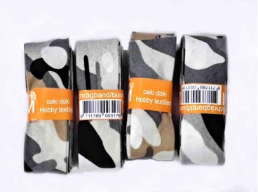 Biaisband met legerprint in een bundel van 2 meter lang.  Zwart, wit, grijstinten en zand  2 cm breed  100 % katoen