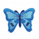 Een aqua kleurige vlinder applicatie van 7 x 6 cm.  Om te plakken of te strijken, 2 in 1.
