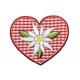 Applicatie hart. Rood boerenbontruit en een edelweis. 6,5 x 5,5 cm