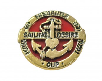 Ankerknoop op steeltje. Gouden anker met klein hartje met tekst. Rode achtergrond. Kunststof.15 mm doorsnee