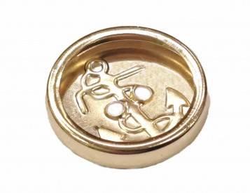 Ankerknoop 2-gaats  Een gladde knoop, hol aan de onderkant.  Goud met een anker erin geponst  20 mm doorsnee  Metaal