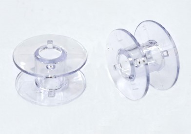 Universeel naaimachine spoeltje.  Afmetingen: 20,4 x 6,2 x 11,5mm  Geschikt voor o.a. Brother, Singer, Elna.  Materiaal: plastic