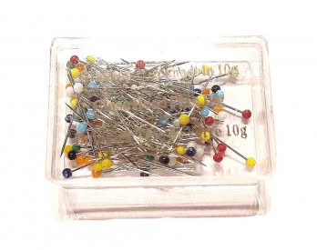 Glaskopspelden in allerlei kleuren. Doosje met ongeveer 80 kopspelden. 3 cm lang