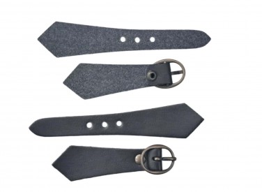 Zwart leren riempje in puntvorm. 14 x 2 cm.  Kunstleer. Met bronskleurige gesp