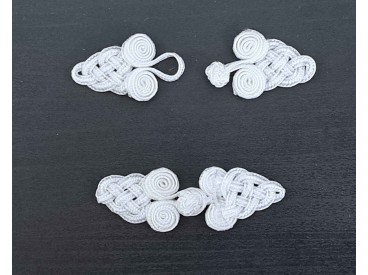 Chinese sluiting met vlechtwerk. Wit. Brandenburger sluiting 7.5 x 2.5 cm