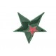 Een opstrijkbare ster applicatie leger met een rode ster. Legergroen met donkergroene randen. Doorsnee 5 - 6 cm.