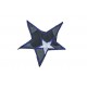 Een opstrijkbare ster applicatie leger met een witte ster. Doorsnee 6 cm. Zwart-grijs met wit sterretje en koningsblauwe rand,