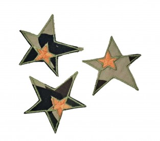 Een opstrijkbare legerapplicatie van 6 x6 cm. Bruin en groentinten met oranje sterretje en groene rand