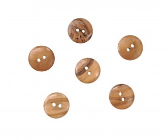 Houten knoop met een doorsnee van 18 mm.  Bruintinten met nerven. Knopen zijn allemaal verschillend.  Glad, 2 gaats.