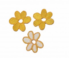 Bloem applicatie opstrijkbaar  Geel met een open hart  Doorsnee:  4.5 cm