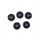 Zwarte kunststof knoop 4- gaats  Glanzend zwart met een opstaande rand.  25 mm doorsnee
