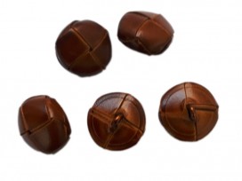 Voetbalknoop donkerbruin. 18 mm. doorsnee. 
