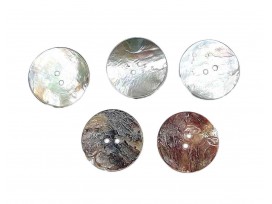 Ronde parelmoer knoop met een doorsnee van 34 mm.