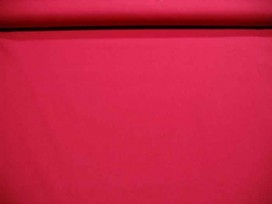 Een effen rode katoen die past bij de rode boerenbont ruiten, stippen en combi stoffen.  100% katoen  1.45 mtr.br.