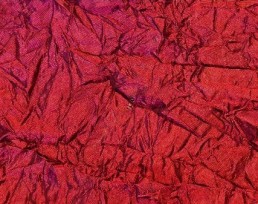 Een warmrode taftzijde die net iets meer kreukt dan gewone taftzijde. Polyester e.d. 1,45 mtr. breed