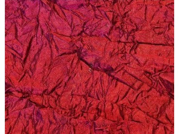 Een warmrode taftzijde die net iets meer kreukt dan gewone taftzijde. Polyester e.d. 1,45 mtr. breed