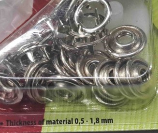 Babydrukkers. Zilverkleurige inslag drukknopen met werktuig. Een open rondje. 15 stuks per pakje Let op: 1 maat groter 11 mm. 