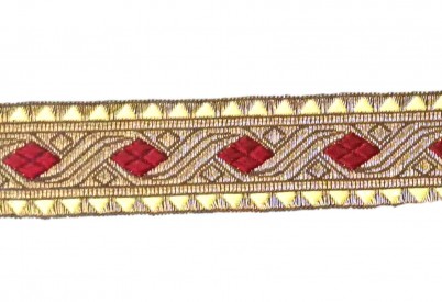 Goudkleurig sinterklaasband met een donkerrrode  ruit    Ongeveer 30 mm breed