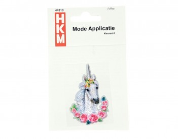 Applicatie eenhoorn.  Een opstrijkbare eenhoorn applicatie met een krans van rozen  7 x 4,5 cm