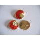 Goudkleurige metalen damesknoop, rode knoop met zilveren glitter. Doorsnee 22 mm.
