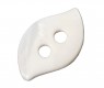 Ovale kunststof knoop ovaal met puntjes. Glad en iets van golfjes.  Wit, iets gemeleerd  Afmeting: 20 x 12 mm  2 gaten 