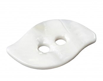 Ovale kunststof knoop ovaal met puntjes. Glad en iets van golfjes.  Wit, iets gemeleerd  Afmeting: 20 x 12 mm  2 gaten 