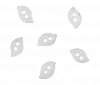 Ovale kunststof knoop ovaal met puntjes. Glad en iets van golfjes.  Wit, iets gemeleerd  Afmeting: 20 x 12 mm  2 gaten 