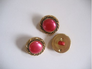 Goudkleurige kunststof pinkkleurige damesknoop.Doorsnee 20 mm. 