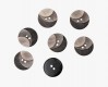 Kunststof knoop met 2 gaten  Drie kleuren bruin/grijs in drie laagjes.  Doorsnee ongeveer 12,5 mm  Knopen worden per stuk verkoc