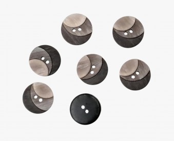 Kunststof knoop met 2 gaten  Drie kleuren bruin/grijs in drie laagjes.  Doorsnee ongeveer 12,5 mm  Knopen worden per stuk verkoc