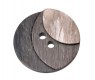 Kunststof knoop met 2 gaten  Drie kleuren bruin/grijs in drie laagjes.  Doorsnee ongeveer 12,5 mm  Knopen worden per stuk verkoc