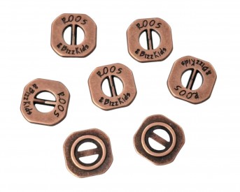 Bizzkids en Roos metalen knoop met 2 openingen. Roodkoper, met de woorden Roos & Bizzkids  Doorsnee ongeveer 13 mm