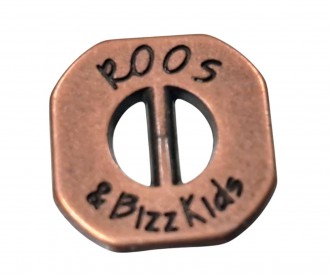 Bizzkids en Roos metalen knoop met 2 openingen. Roodkoper, met de woorden Roos & Bizzkids  Doorsnee ongeveer 13 mm