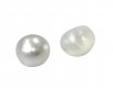 Topkwaliteit parelknoop bol, geschikt voor bijvoorbeeld trouwjurken, feestkleding en babyvestjes.  Ongeveer 11 mm doorsnee.