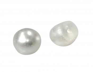 Topkwaliteit parelknoop bol, geschikt voor bijvoorbeeld trouwjurken, feestkleding en babyvestjes.  Ongeveer 11 mm doorsnee.