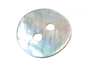 Parelmoer knoop. Met 2 gaatjes.  Een ronde knoop, gemaakt van parelmoer, van echte schelpen. Doorsnee ongeveer 5 mm.