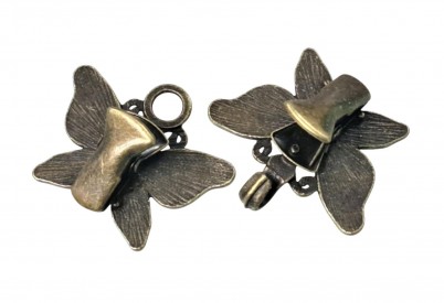 Vestsluiting oudbrons met stevige knijpers  Vlinder met mini stipjes  Metaal  Afmetingen:  ongeveer 55 x 36