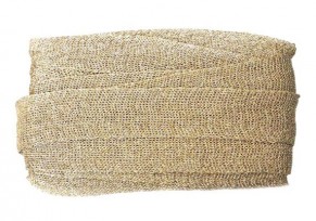 Goudband lijkt gebreid.  Rekt in de breedte, niet in de lengte.  Ongeveer 5 cm breed