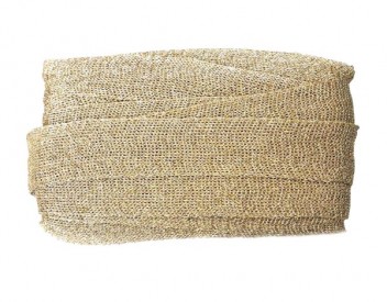 Goudband lijkt gebreid.  Rekt in de breedte, niet in de lengte.  Ongeveer 4 cm breed