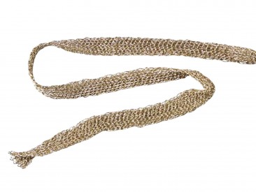 Goudband lijkt gebreid.  Rekt in de breedte, niet in de lengte.  Ongeveer 15 mm breed