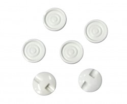 Een witte kunststof knoop met cirkels  Doorsnee ongeveer 15 mm.  1 gat aan de onderkant