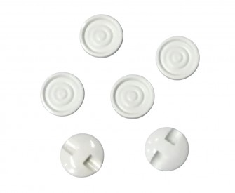 Een witte kunststof knoop met cirkels  Doorsnee ongeveer 15 mm.  1 gat aan de onderkant