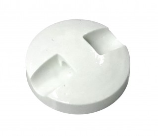 Een witte kunststof knoop met cirkels  Doorsnee ongeveer 15 mm.  1 gat aan de onderkant