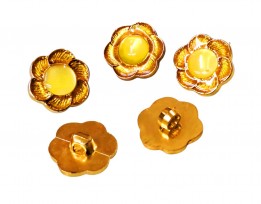 Goudkleurige kunststof bloemknoop op een steeltje  Met 2 kleurige gele bloem  Doorsnee ongeveer 18mm.