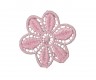 Een opnaaibare zachtroze bloemapplicatie met een doorsnee van 50 mm  Prijs per stuk.
