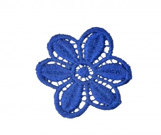 Een opnaaibare kobaltkleurige bloemapplicatie met een doorsnee van 50 mm  Prijs per stuk.